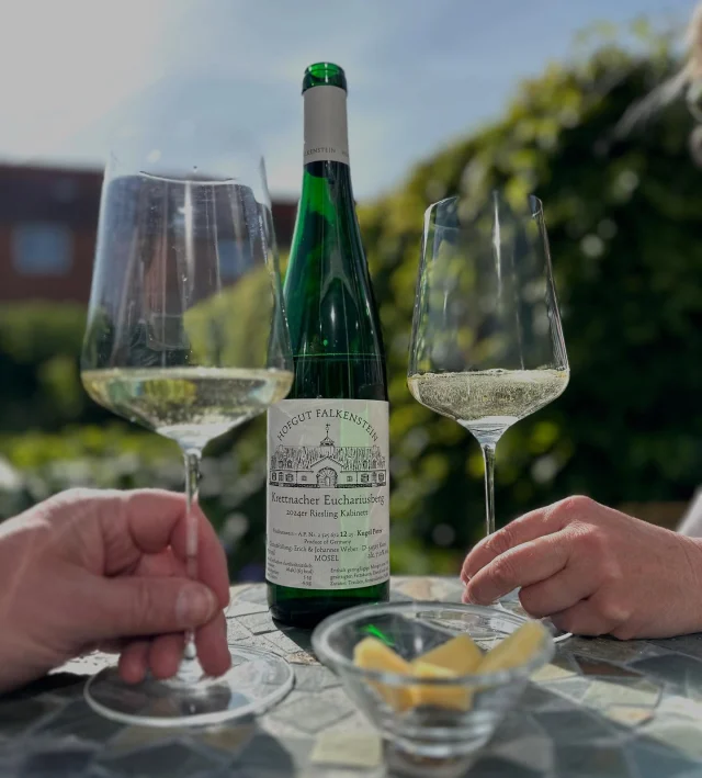 Perfekt vejr til at fejre den nye årgang fra Falkenstein 👌
2024 kabinett Kugel Peter står knivskarp og præcis i glasset. Barnemord eller fadprøve? Diskussion er åben 😄 Smagen er bare super lækker. Smæk det er definitionen på voksen saftevand 😊
#hofgutfalkenstein #falkenstein #saar #mosel #riesling #sappywine #happywines #hyggewine #summerishere #winelover #zalto #allwinesdeservezalto