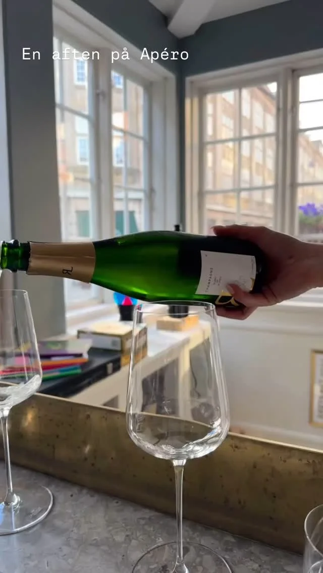 En dejlig aften på Apéro i København 😊
Super velsmagende små serveringer. Super gennemtænkt og perfekt afstemt. 
Super service fra smilende tjenere med stor viden. Stor tak til alle denne aften 🙏
Vinkortet har et glimrende udvalg på glas. Apéro byder på både traditionelle og mere sjove vine. Kvaliteten er helt i top. Flaskekortet deles med Møntergade og er så dybt så alle kan blive tilfredse🥂
En stor anbefaling, vi kommer gerne igen👍
#apero #dinner #københavn #copenhagen #winelover #glmønt #restaurant #vinbar