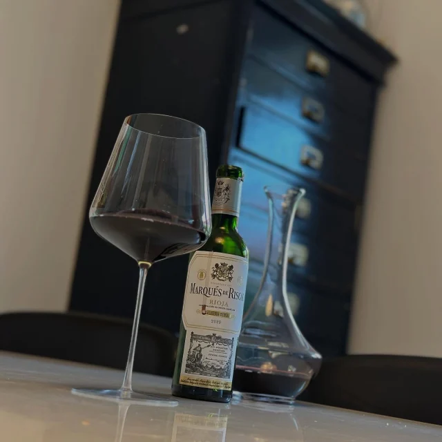 Stor vin  lille flaske 😊 Ultra klassisk Rioja købt i @nettodk til 59,- og som efter 4 timer på karaffel bare leverer så flot kompleksitet og typicitet👍
Rioja fra @marquesderiscal Reserva 2020 er bare duften af gamle fade, tørrede kirsebær, bacon og en dansende struktur. Frugten bliver ved med at arbejde og viser først friskhed, straks derefter det tørrede og syltede element. Tanniner bider i gummerne og giver det modsvar som kræver mad. 91 flotte point fra mig💪
#rioja #vinsmagning #vintest #marquesderiscal #netto #godtkøb #winelover #winetasting #instawine #zalto #allwinesdeservezalto