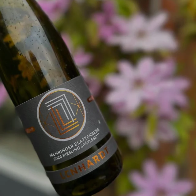 Outstanding Spätlese from Lenhardt 👍
Great to meet Eva Lenhardt and get a proper introduction to these elegant wines. 
2023 was a huge vintage for Eva and her brother Christian. Mehringer Blattenberg Spätlese *** was a stunning wine at home😊
#lenhardt #mosel #riesling  #spätlese #mehring #winelover #finewines #finewinesDK #hyggewine