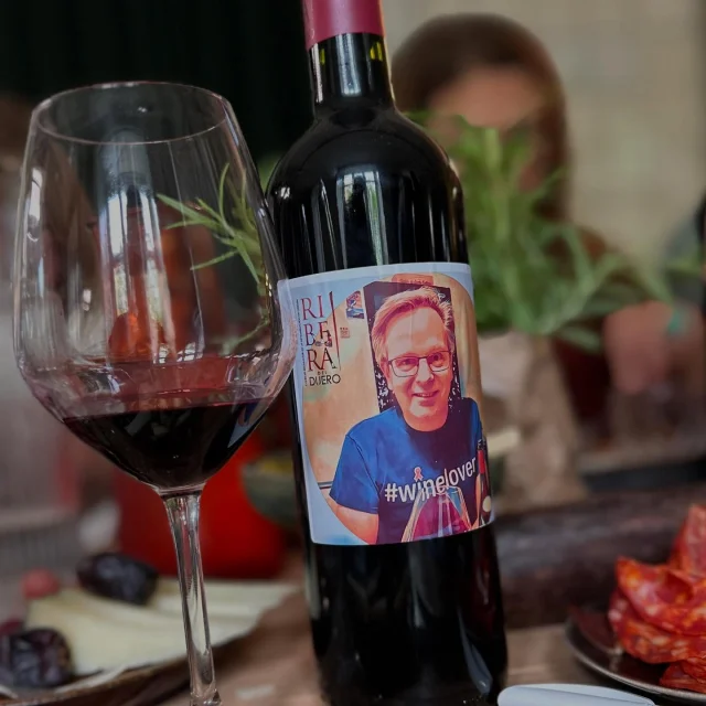 Ribera del Duero er et fantastisk vinområde. Dagens smagning med Ehrenberg, afholdt hos Louisa Lorang var bare helt i top 👌 
Jeg præsenterede et udvalg af vine, i mange stilarter, som vi smagte med dejlig mad. 
Alle gik hjem med eget ansigt på flasken fra Ribera del Duero - fed detalje 💪
#riberadelduero #drinkribera #tempranillo #ehrenberg #lorang #winelover #foodandwine #copenhagen