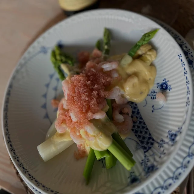 Match made in heaven 😍🥰
Riesling kabinett og asparges med hollandaise. Så kan sommeren ikke stå meget bedre på bordet.
Tak til de bedste venner for en pragtfuld aften 👌 
#drhermann #riesling #mosel #kabinett #asparges #sommer #summer #goodfriends #dinner #hyggewine #royalcopenhagen